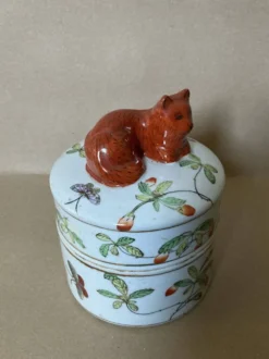 Pot couvert en faïence IMARI décor fait main, fleurs papillons et chat