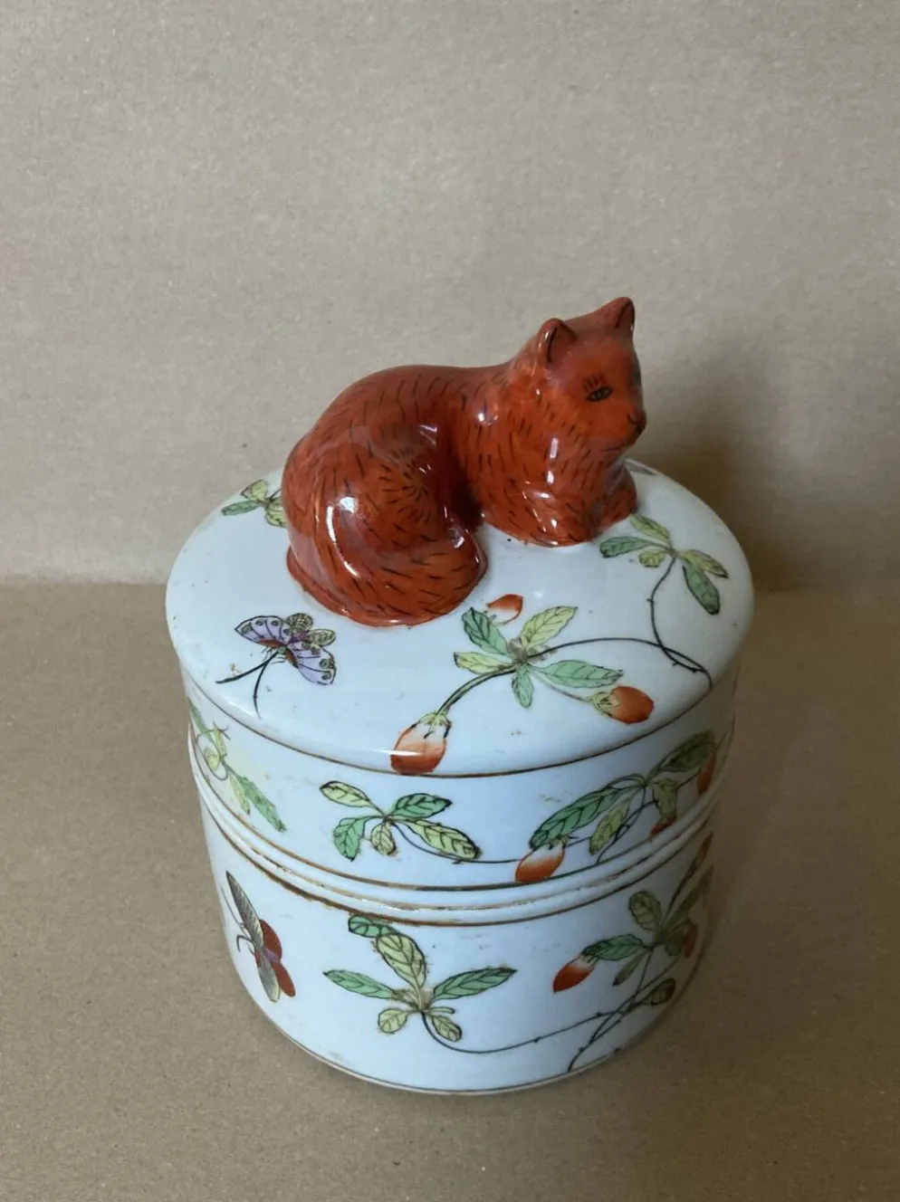 Pot couvert en faïence IMARI décor fait main, fleurs papillons et chat