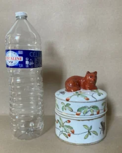 Pot couvert en faïence IMARI décor fait main, fleurs papillons et chat