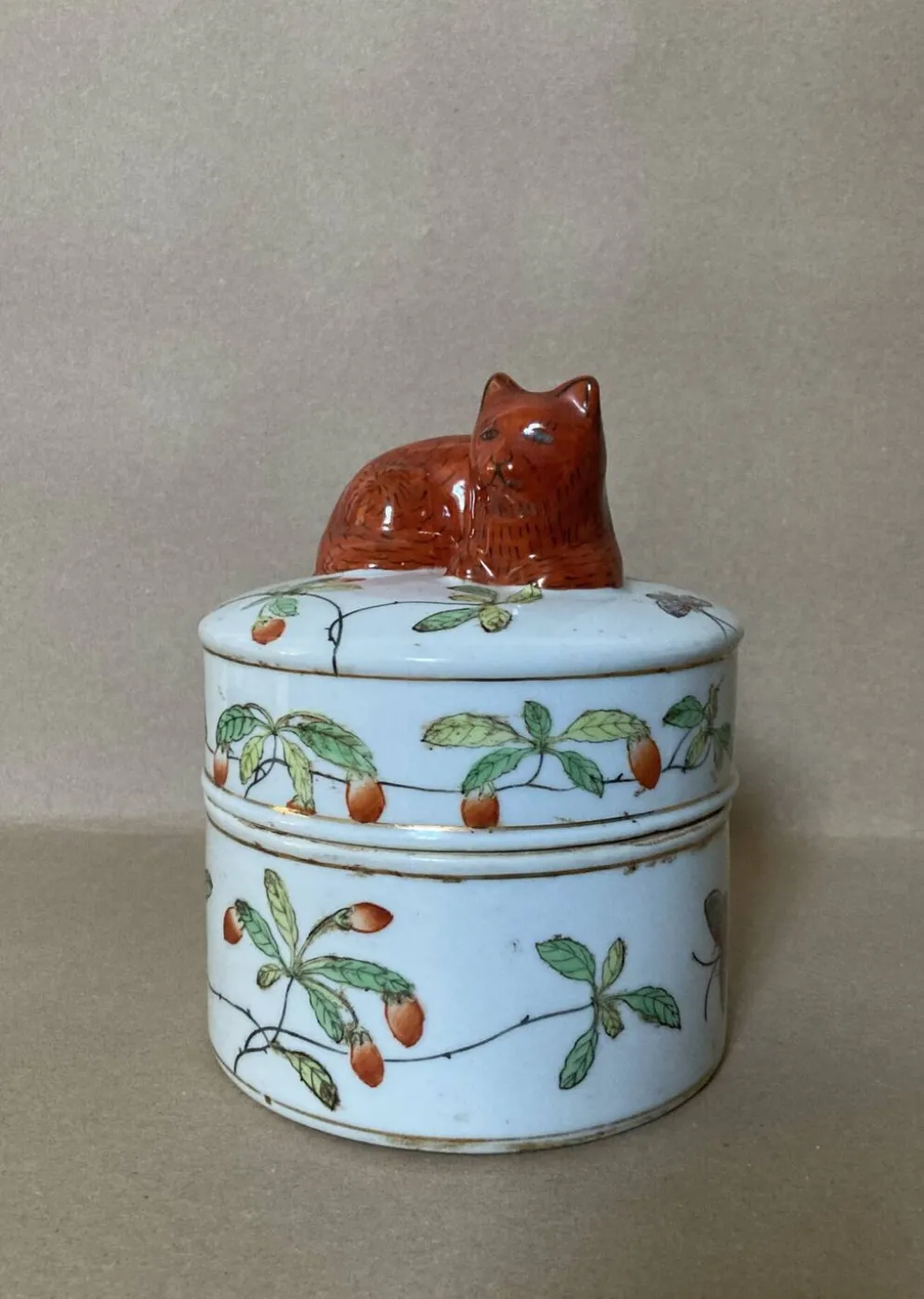 Pot couvert en faïence IMARI décor fait main, fleurs papillons et chat