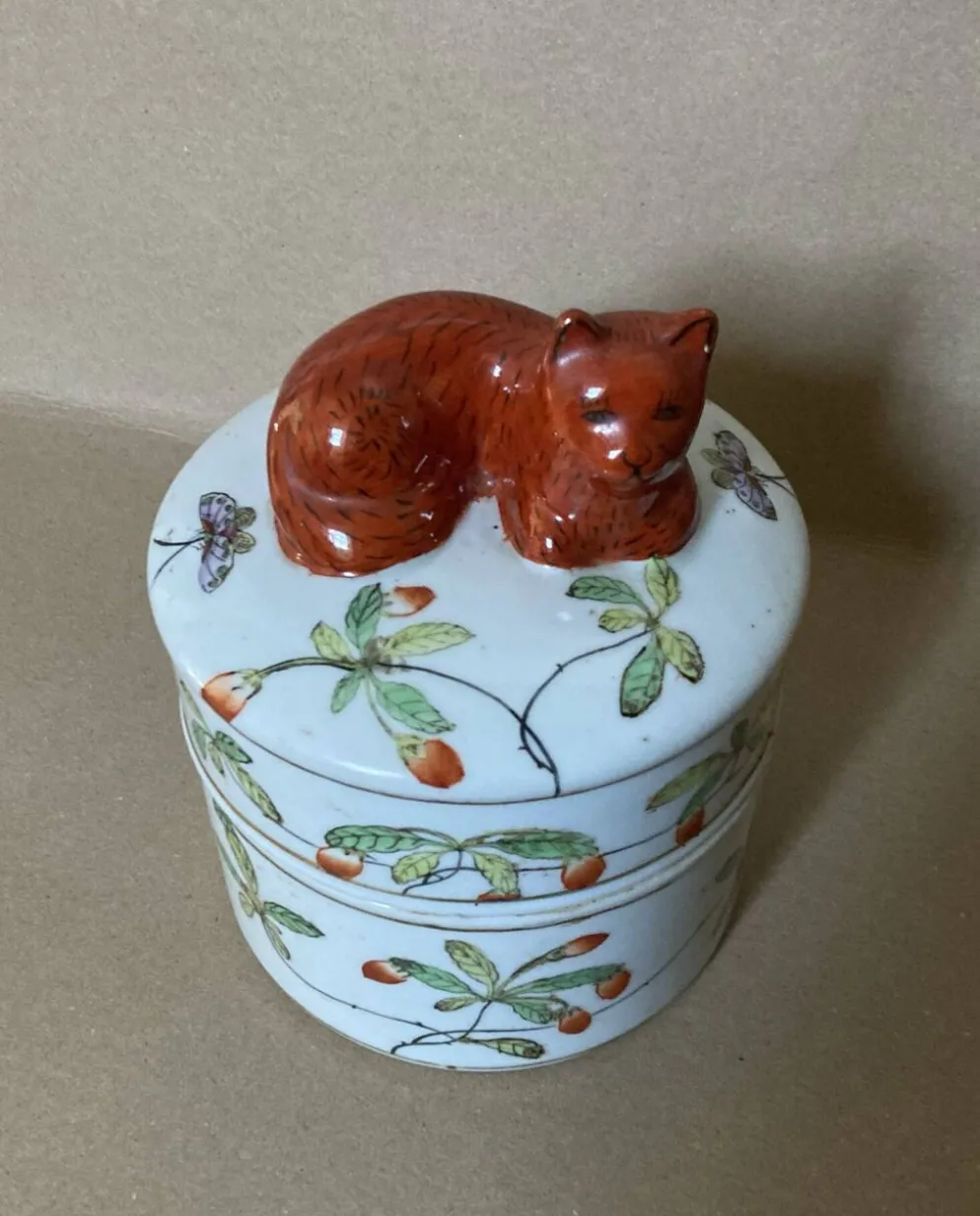 Pot couvert en faïence IMARI décor fait main, fleurs papillons et chat