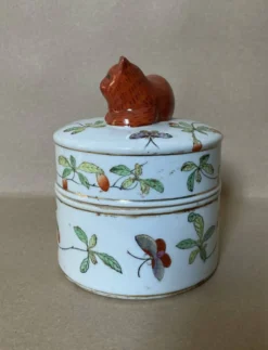 Pot couvert en faïence IMARI décor fait main, fleurs papillons et chat