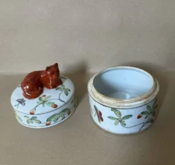 Pot couvert en faïence IMARI décor fait main, fleurs papillons et chat