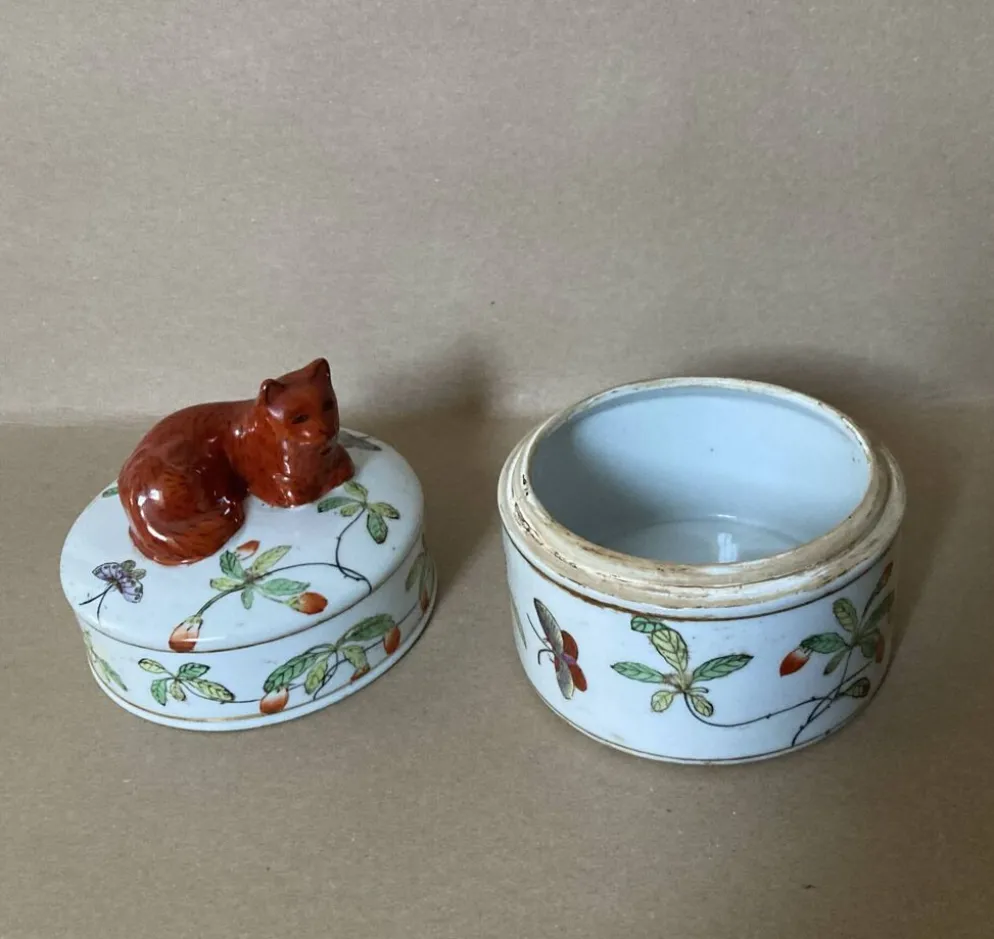 Pot couvert en faïence IMARI décor fait main, fleurs papillons et chat