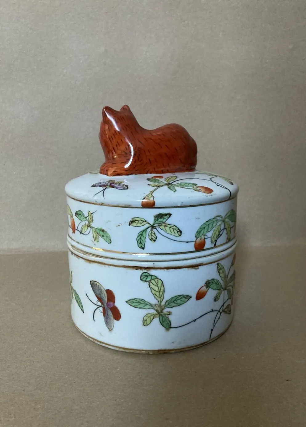 Pot couvert en faïence IMARI décor fait main, fleurs papillons et chat