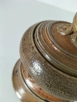 Pot couvert en grès artisanal à la chouette – signé Plume