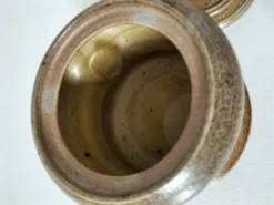 Pot couvert en grès artisanal à la chouette – signé Plume