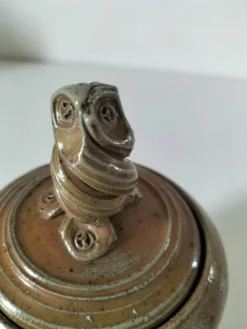 Pot couvert en grès artisanal à la chouette – signé Plume