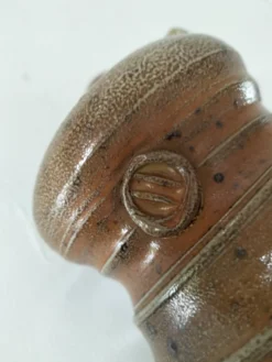 Pot couvert en grès artisanal à la chouette – signé Plume