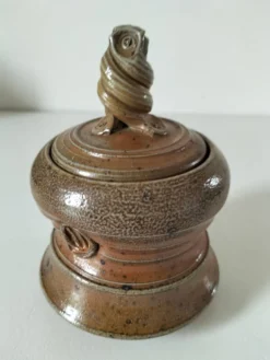 Pot couvert en grès artisanal à la chouette – signé Plume