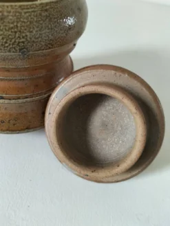 Pot couvert en grès artisanal à la chouette – signé Plume