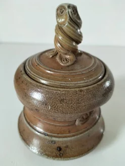Pot couvert en grès artisanal à la chouette – signé Plume