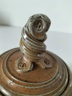 Pot couvert en grès artisanal à la chouette – signé Plume