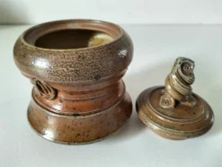 Pot couvert en grès artisanal à la chouette – signé Plume