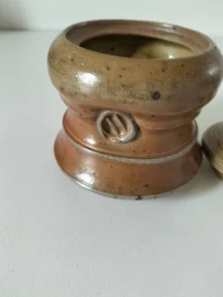 Pot couvert en grès artisanal à la chouette – signé Plume