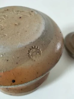 Pot couvert en grès artisanal à la chouette – signé Plume