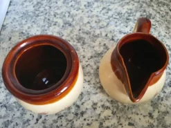 Pot et pichet de cuisine