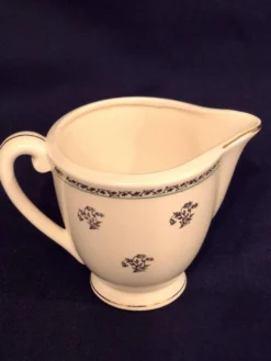 Pot à lait ancien en faïence de Gien, modèle Valence A040