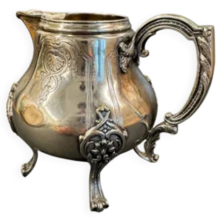 Pot à lait ancien en métal argenté – Style Rococo, décor ciselé, début