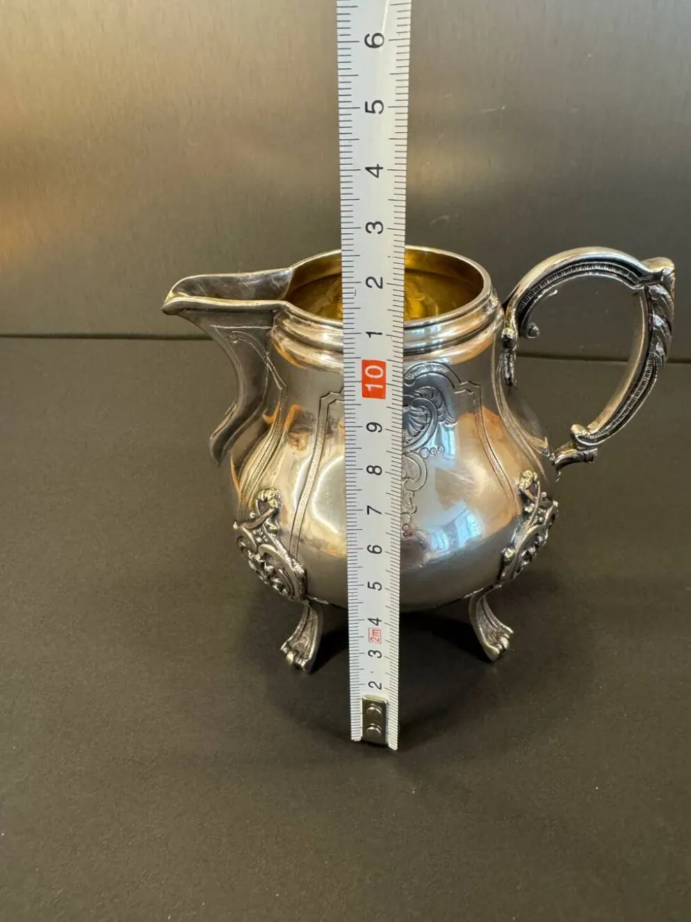 Pot à lait ancien en métal argenté – Style Rococo, décor ciselé, début