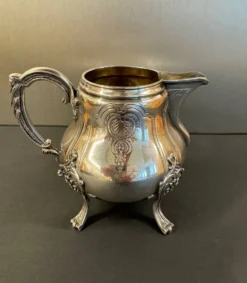 Pot à lait ancien en métal argenté – Style Rococo, décor ciselé, début