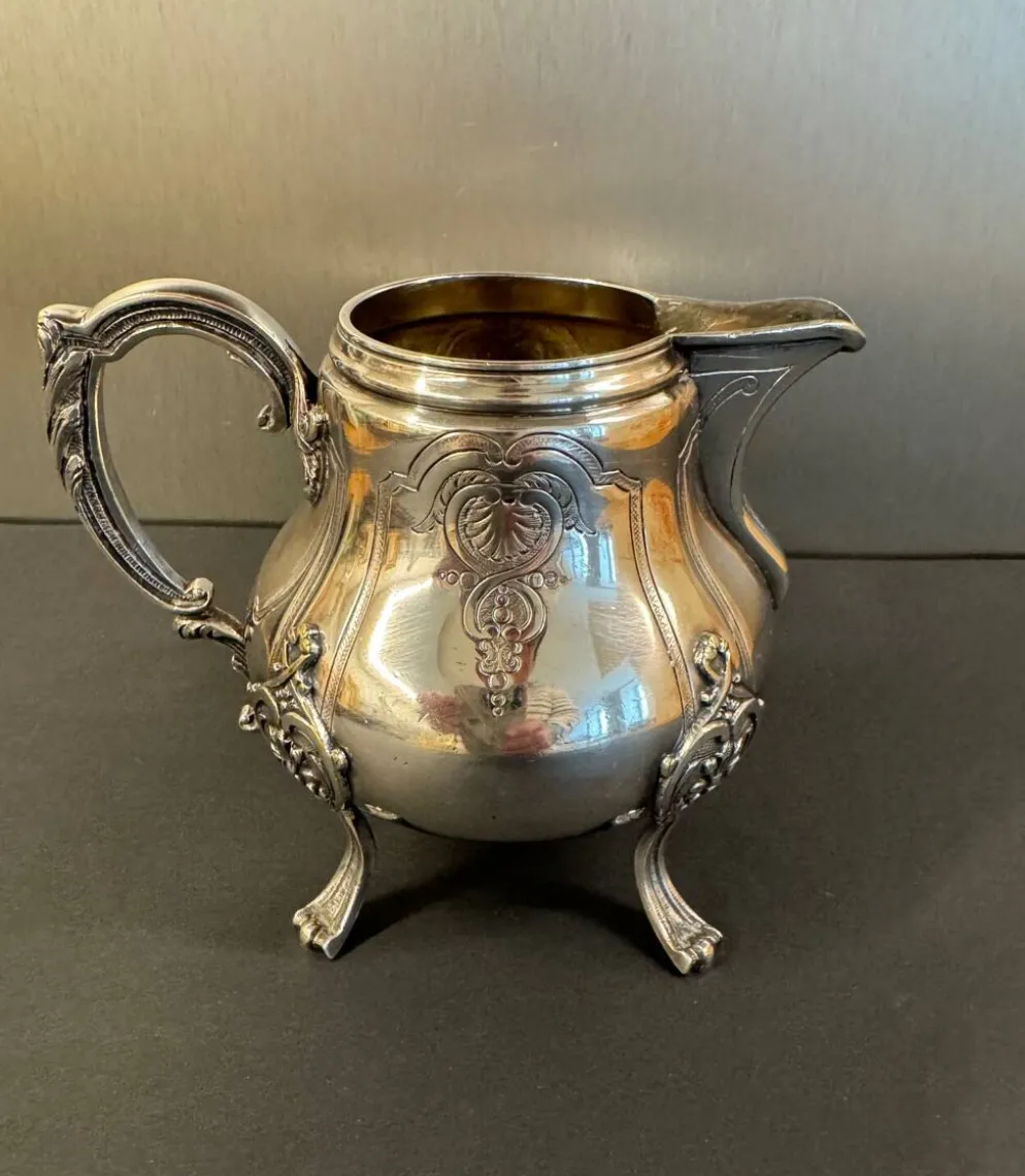 Pot à lait ancien en métal argenté – Style Rococo, décor ciselé, début