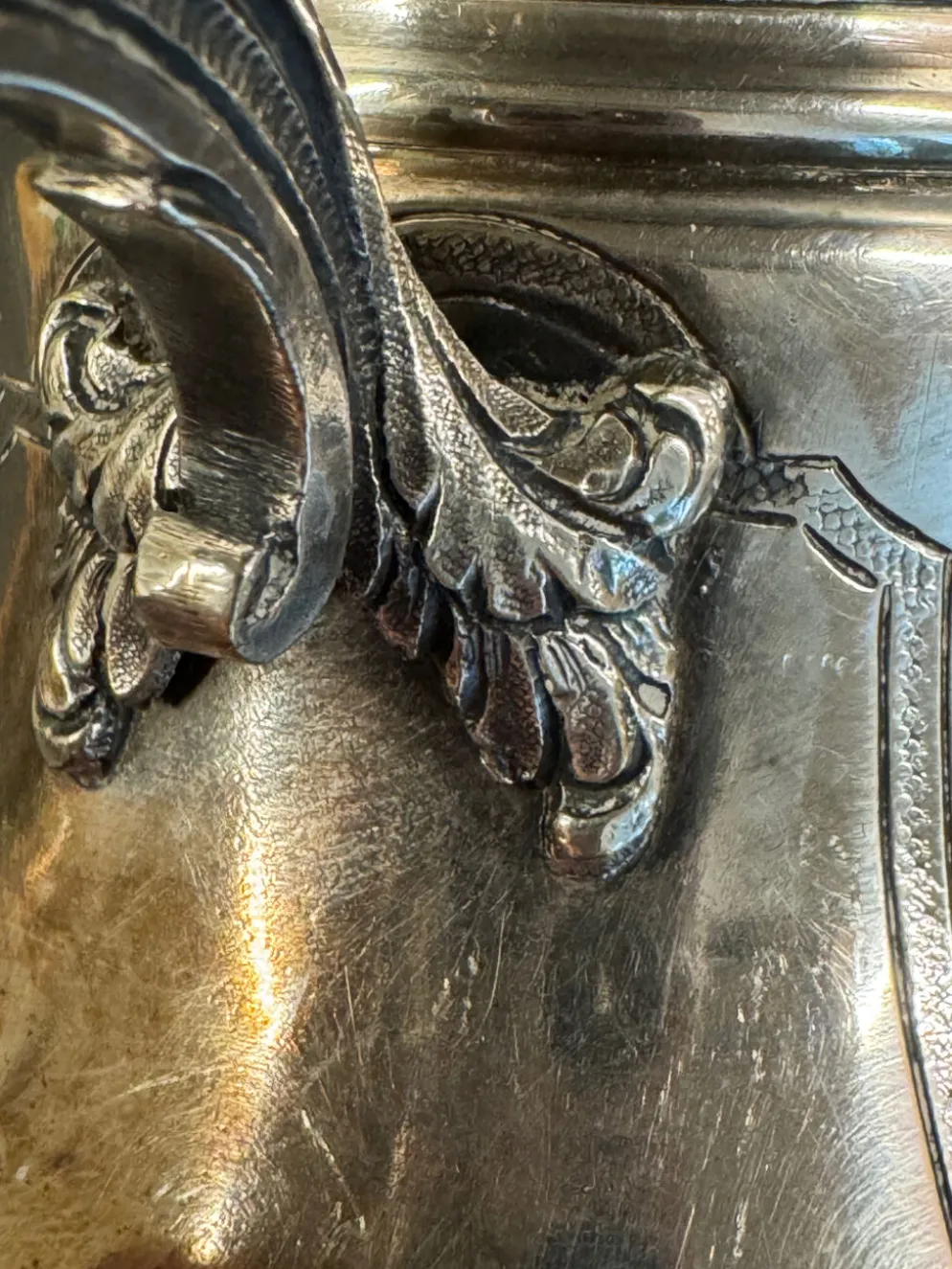 Pot à lait ancien en métal argenté – Style Rococo, décor ciselé, début
