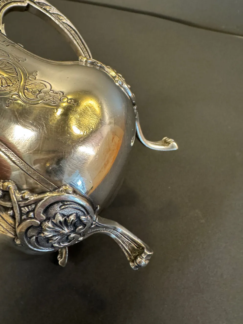 Pot à lait ancien en métal argenté – Style Rococo, décor ciselé, début