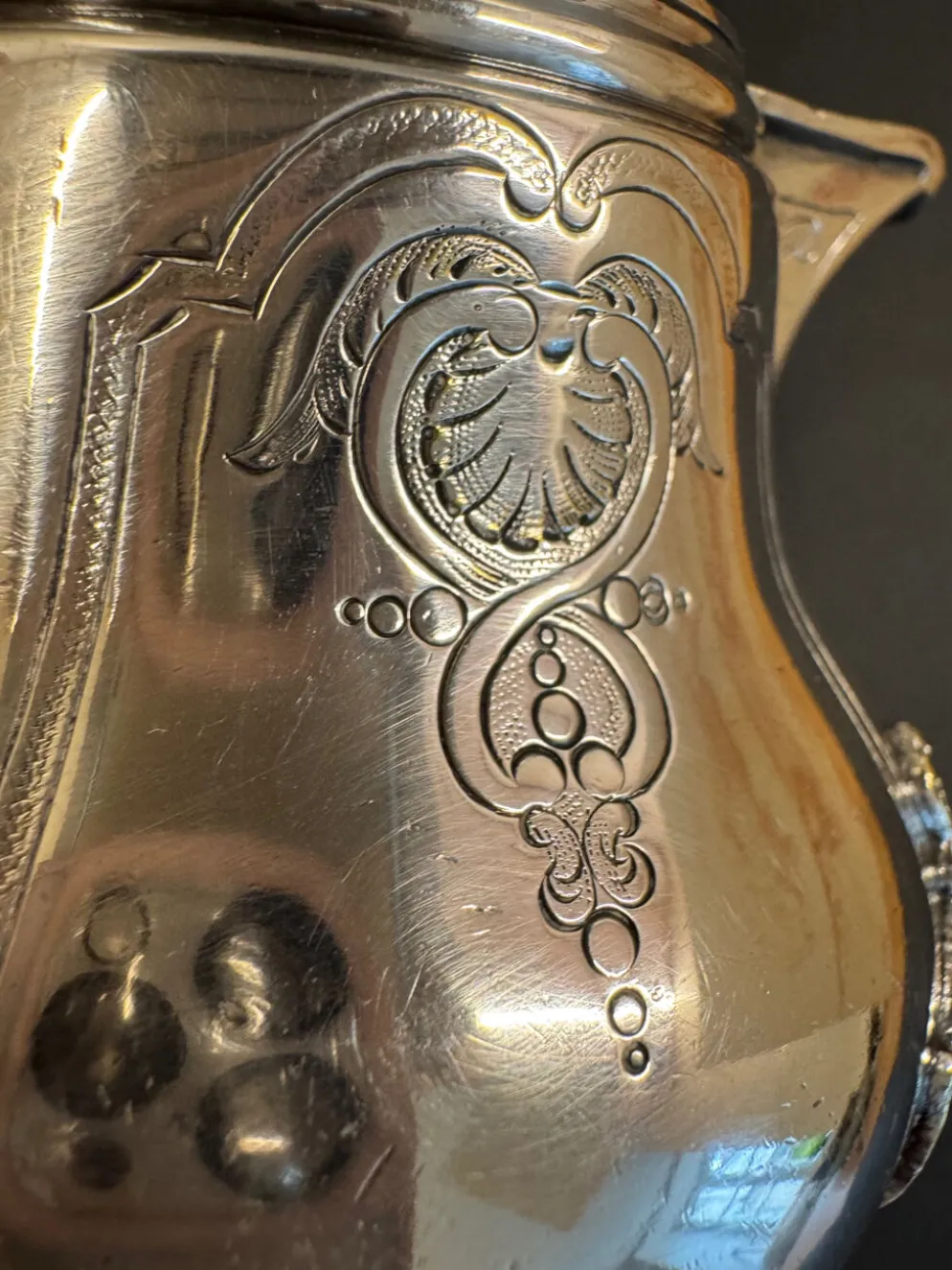 Pot à lait ancien en métal argenté – Style Rococo, décor ciselé, début