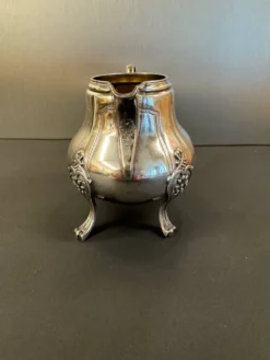Pot à lait ancien en métal argenté – Style Rococo, décor ciselé, début