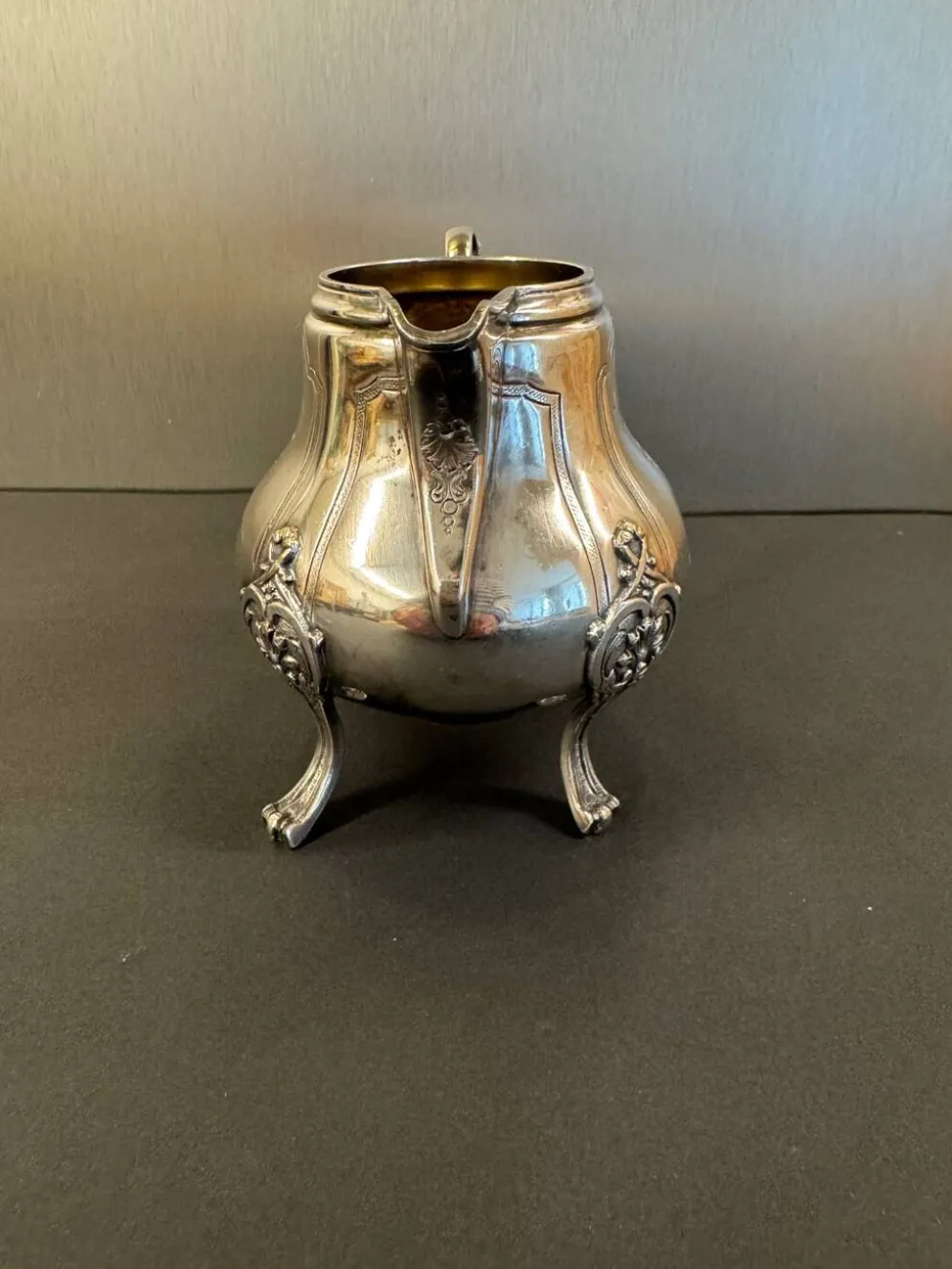 Pot à lait ancien en métal argenté – Style Rococo, décor ciselé, début