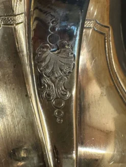 Pot à lait ancien en métal argenté – Style Rococo, décor ciselé, début