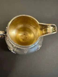 Pot à lait ancien en métal argenté – Style Rococo, décor ciselé, début