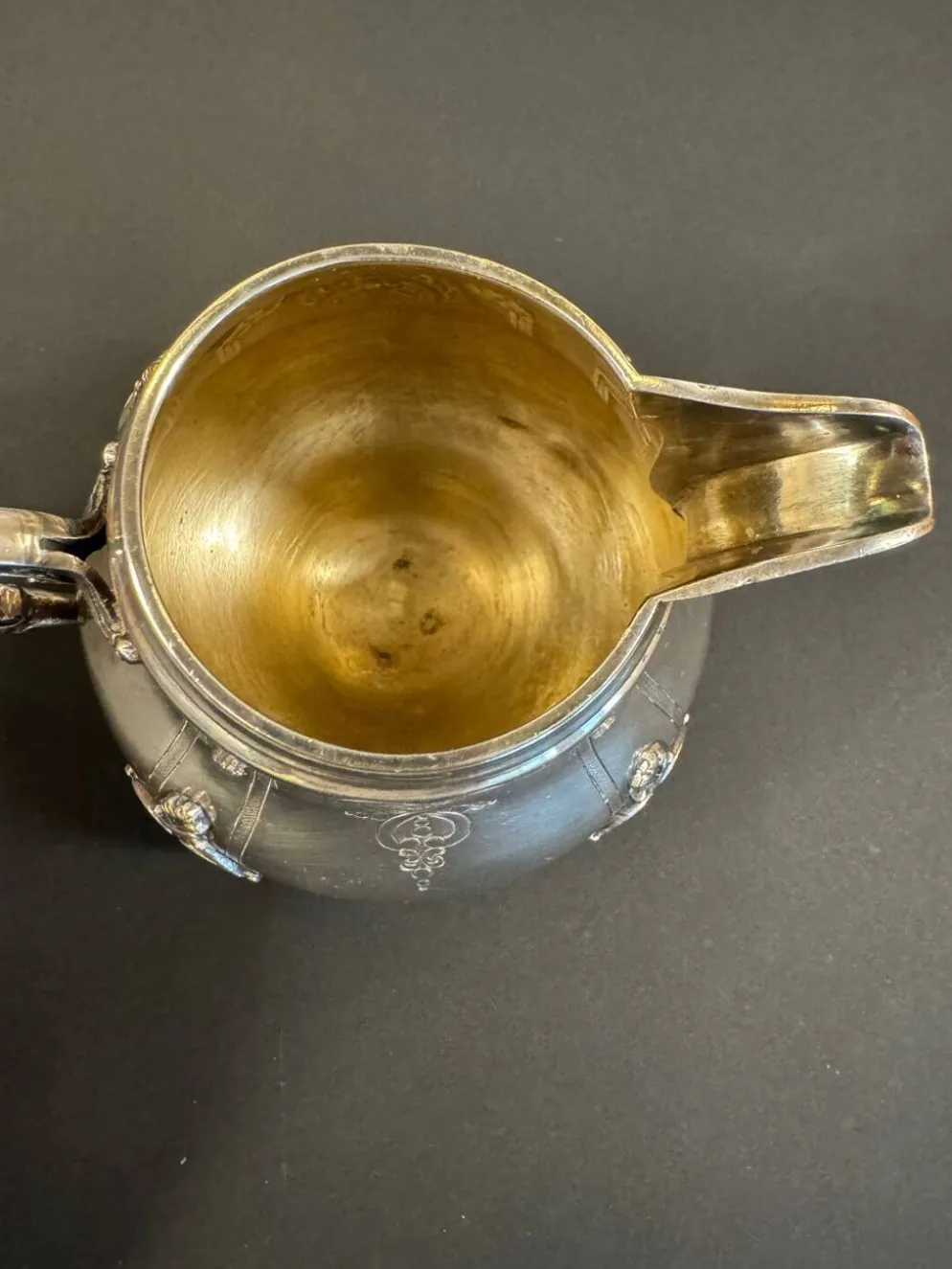 Pot à lait ancien en métal argenté – Style Rococo, décor ciselé, début