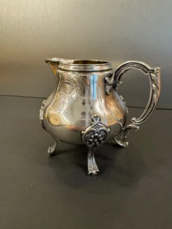 Pot à lait ancien en métal argenté – Style Rococo, décor ciselé, début