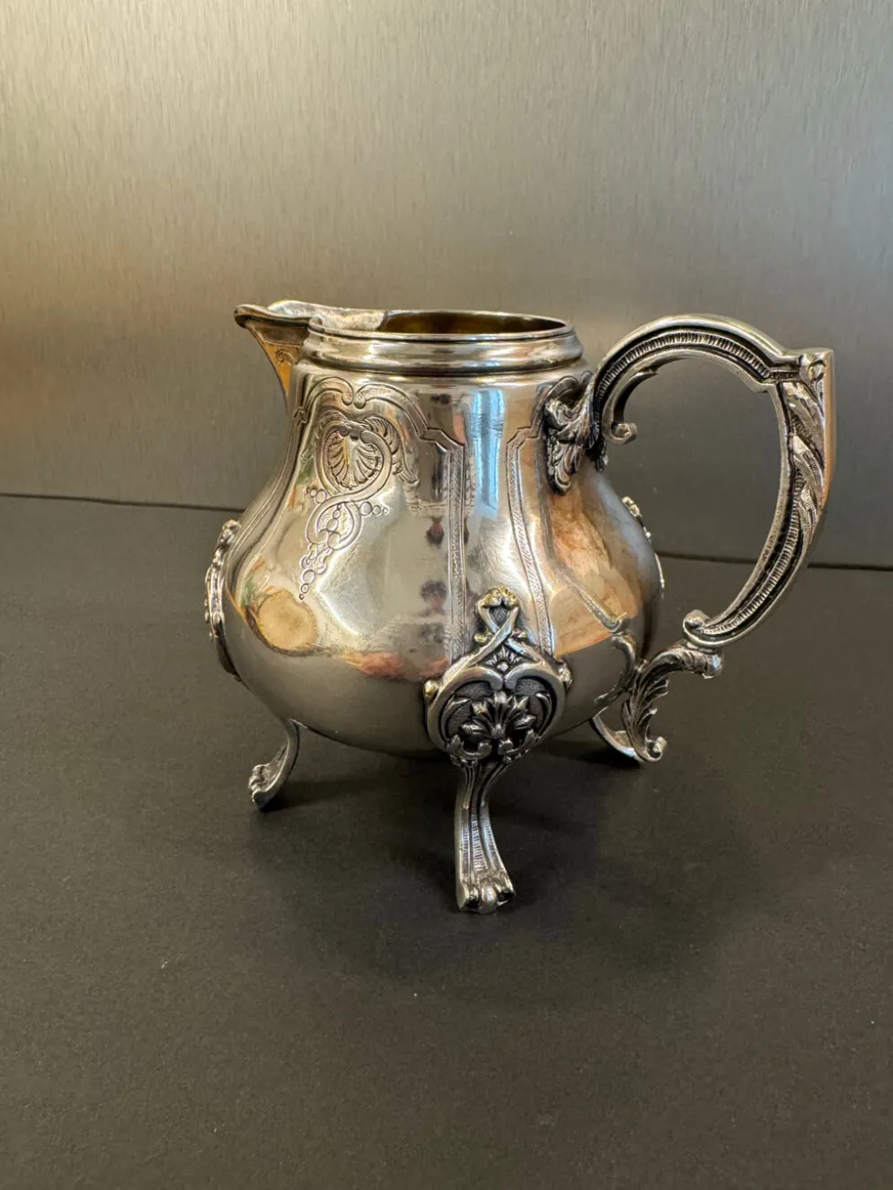Pot à lait ancien en métal argenté – Style Rococo, décor ciselé, début