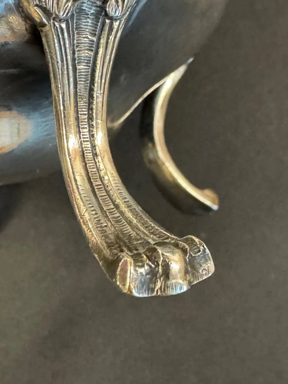 Pot à lait ancien en métal argenté – Style Rococo, décor ciselé, début
