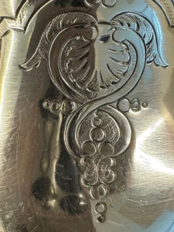 Pot à lait ancien en métal argenté – Style Rococo, décor ciselé, début