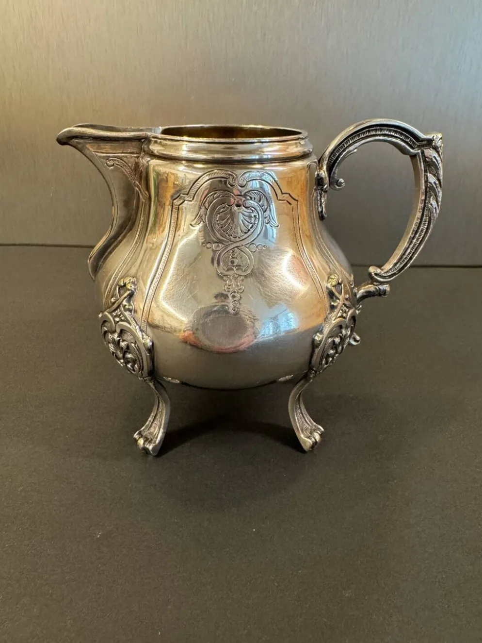 Pot à lait ancien en métal argenté – Style Rococo, décor ciselé, début