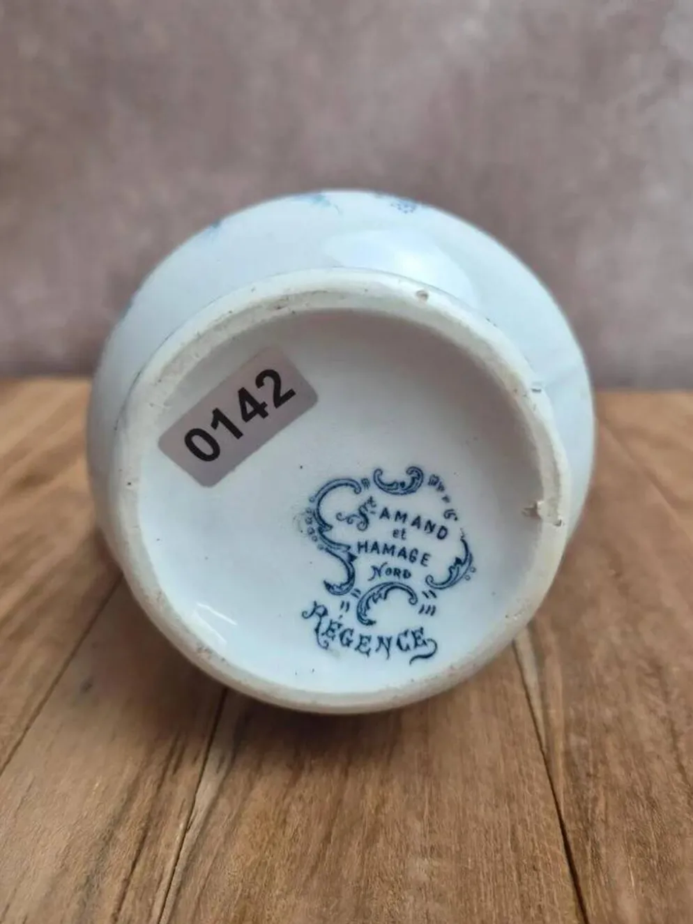 Pot à lait ancien Saint-Amand et Hamage Régence en terre de fer bleue