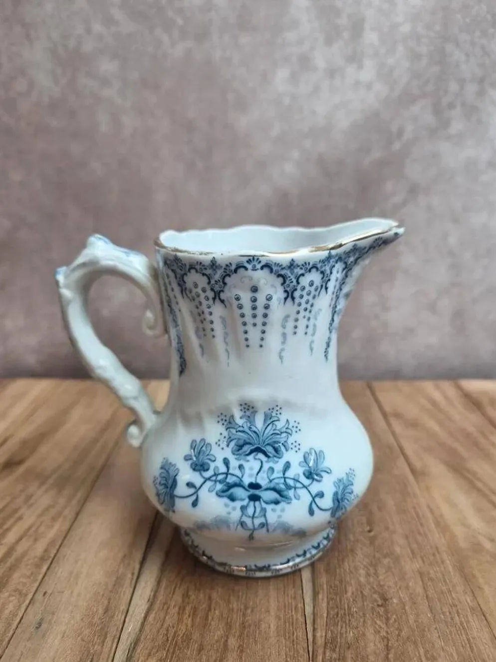 Pot à lait ancien Saint-Amand et Hamage Régence en terre de fer bleue
