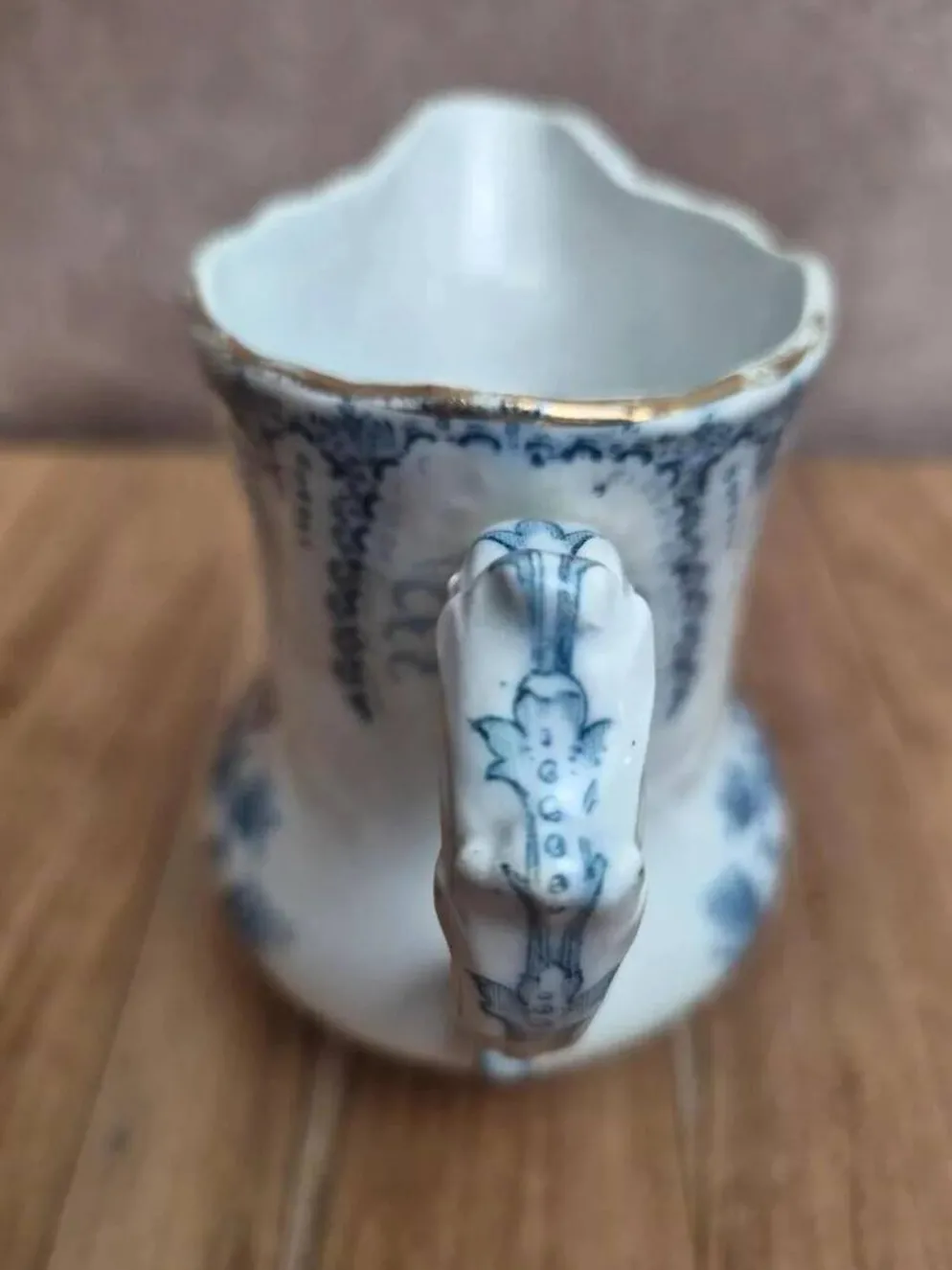 Pot à lait ancien Saint-Amand et Hamage Régence en terre de fer bleue