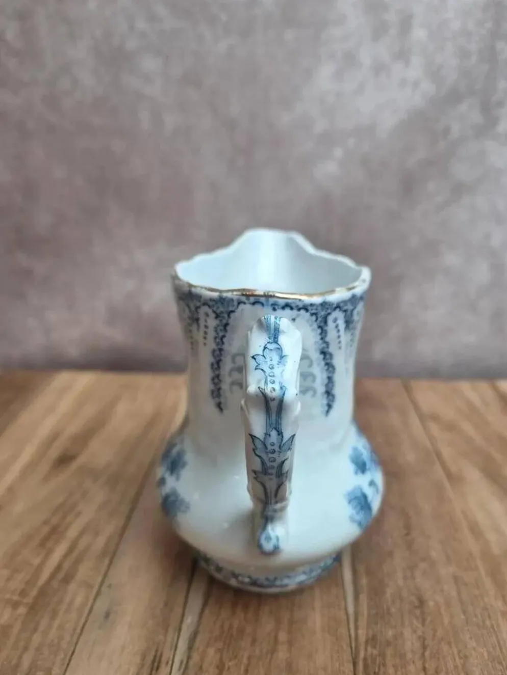 Pot à lait ancien Saint-Amand et Hamage Régence en terre de fer bleue