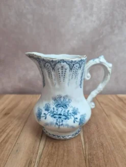 Pot à lait ancien Saint-Amand et Hamage Régence en terre de fer bleue