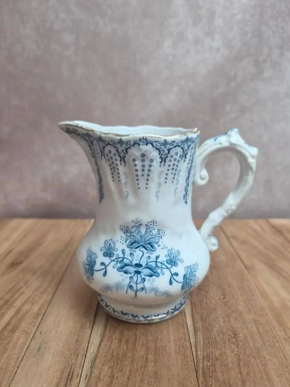 Pot à lait ancien Saint-Amand et Hamage Régence en terre de fer bleue