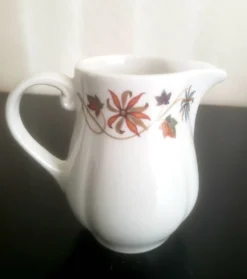 Pot à lait avec soucoupe