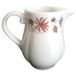 Pot à lait avec soucoupe