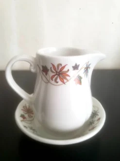 Pot à lait avec soucoupe