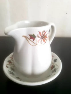 Pot à lait avec soucoupe