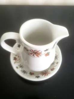 Pot à lait avec soucoupe